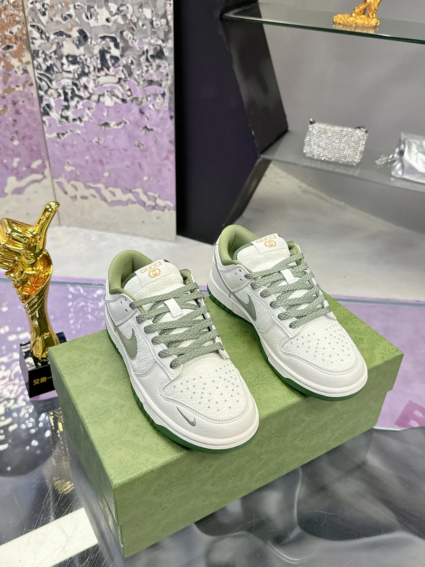 Men's shoes 💰580❤️❤️❤️ Gucci co-branded dunk Nike The latest official model 💓Gucci x Nike Dunk SB series 💓 Produced by Foshan Factory. The shoe body is made of off-white canvas as the main color, with an off-white leather frame overlay, making the shoe very versatile. The tongue is embroidered with yellow Gucci words, and the Swooshb on both sides of the shoe body The logo is embellished with sky blue, and the tongue is made of mesh material, which enhances breathability and is very versatile overall. The word Gucci on the lower side of the heel is decorated in 3D, the mini Nike Swoosh Logo on the side of the toe is embellished with sky blue embroidery, and the yellow Gucci brand name is printed on the heel to highlight the joint identity. Finally, an aged oxidized midsole and a blue outsole complete the overall design. Size: 35-45 Full set of Gucci packaging